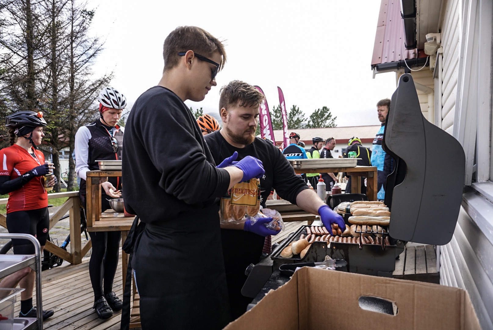 Kári og Guðmunda grilla í svanga gesti