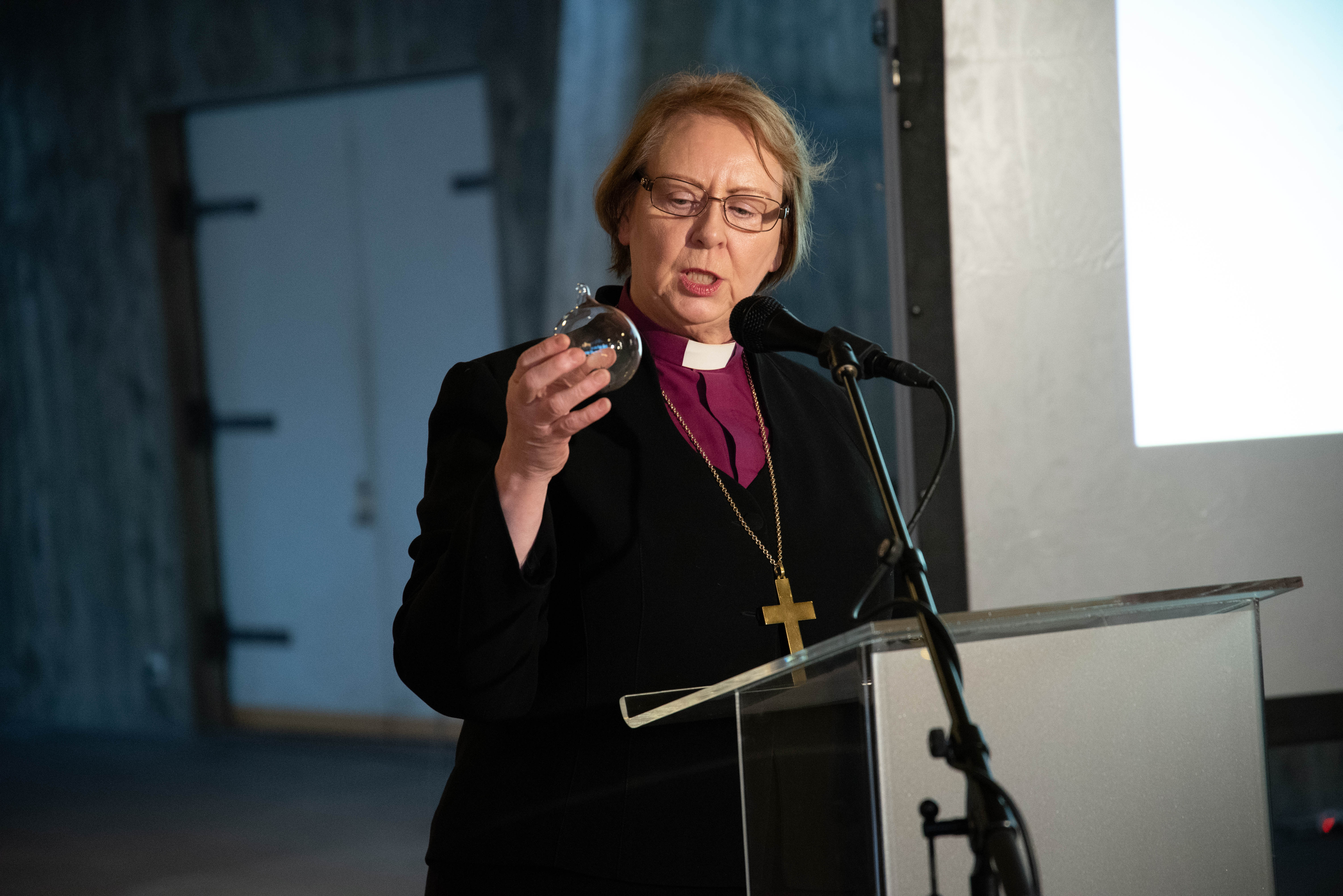 Biskup Íslands blessar kúluna