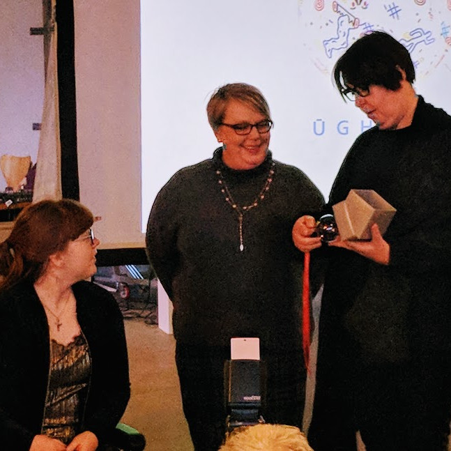 Lilja Baldvinsdóttir og Bryndís Snæbjörnsdóttir formaður Þroskahjálpar afhenda Önnu Kristinsdóttir M…