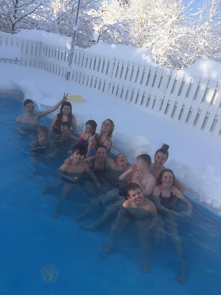 Þegar það er snjóstormur kvöldið áður og allt landið á kafi í snjó, höldum við bara risastórt sundla…