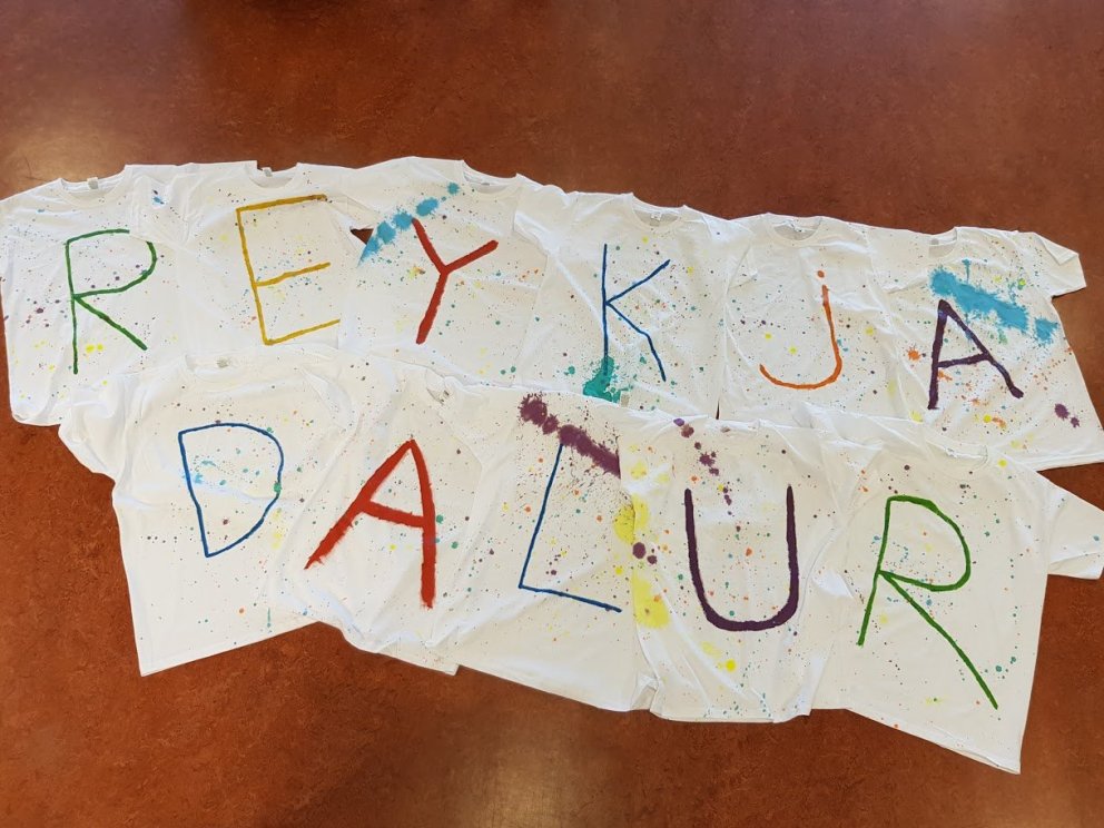 Bolir fyrir þá sem koma að hvetja eru líflega skreyttir!