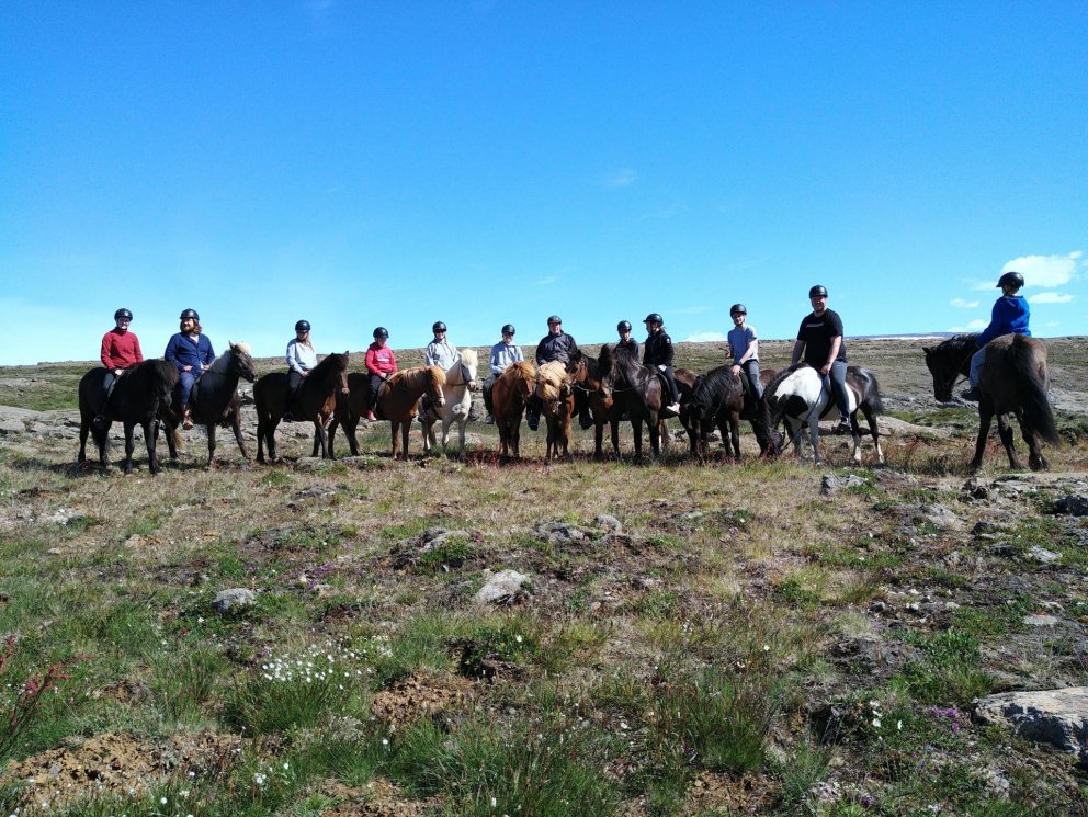 Gestir og starfsmenn í Ævintýrabúðum Reykjadals í Háholti í Skagafirði á hestbaki