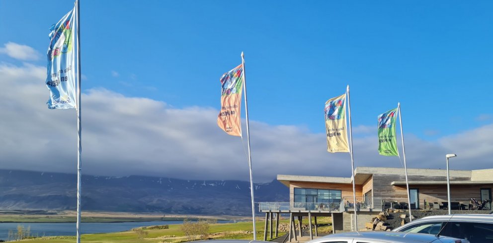 Sérstakir Palla Open fánar voru dregnir að húni við Hlíðavöll.