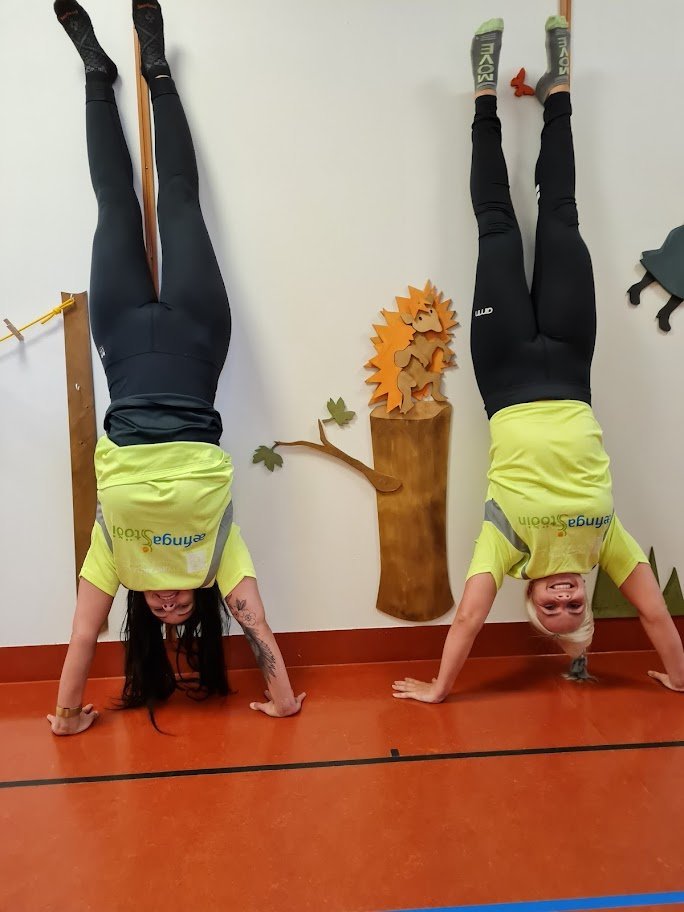 Tania og Inga, starfsmenn Æfingastöðvarinnar, prófuðu bolina í dag!