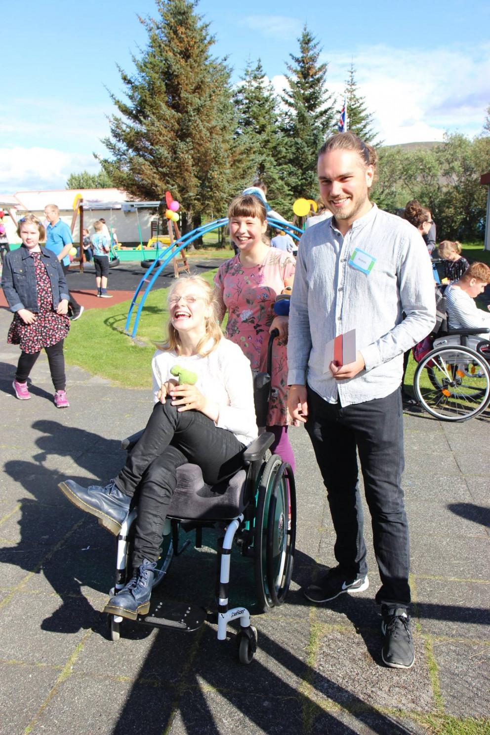 Eríka Ýr að veita Andrési forstöðumanni Reykjadals gjöfina viðtöku. Á myndinni er einnig Védís Katla…