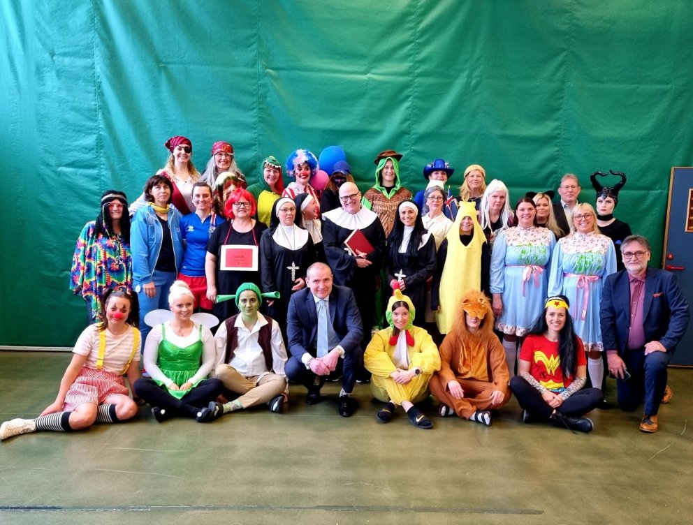 Forseti Íslands ásamt starfsfólki Æfingastöðvarinnar og Herði Sigurðssyni formanni Styrktarfélags la…