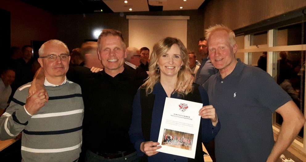 Sólmundur Oddsson og Egill Helgason formenn UFMUS ásamt Elíasi Níelssyni þjálfara afhenda Hrefnu Rós…