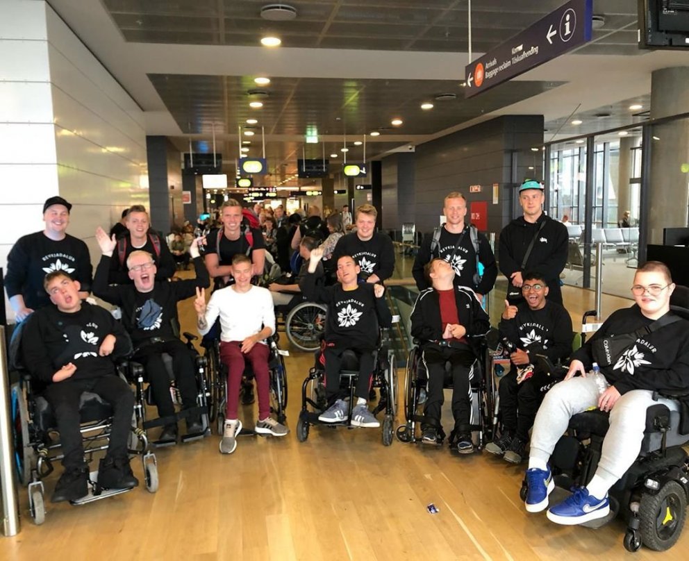 Hópurinn á Keflavíkurflugvelli á leiðinni út