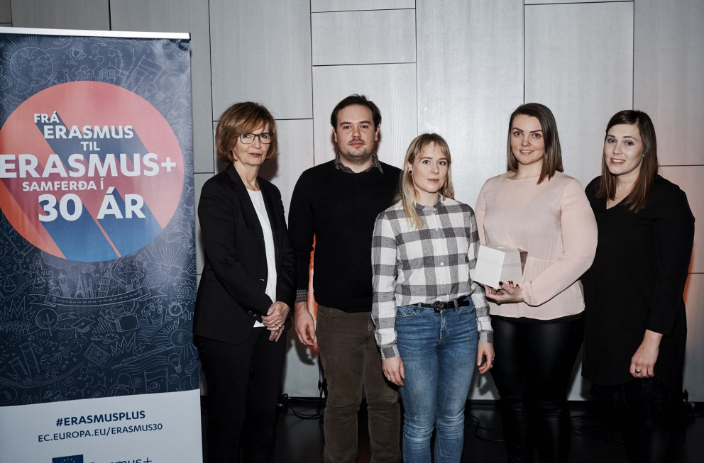 Auðun, Alda, Sæunn og Jónína taka við viðurkenningunni. (Mynd: Facebook: Erasmus + Evrópu unga fólks…