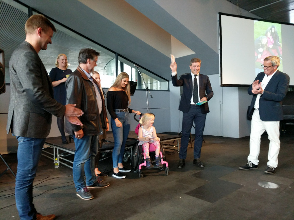 Elva Rós færði Bjarna Benediktssyni forsætisráðherra fyrsta diskinn af Bjarta Brosi í útgáfuteiti í …