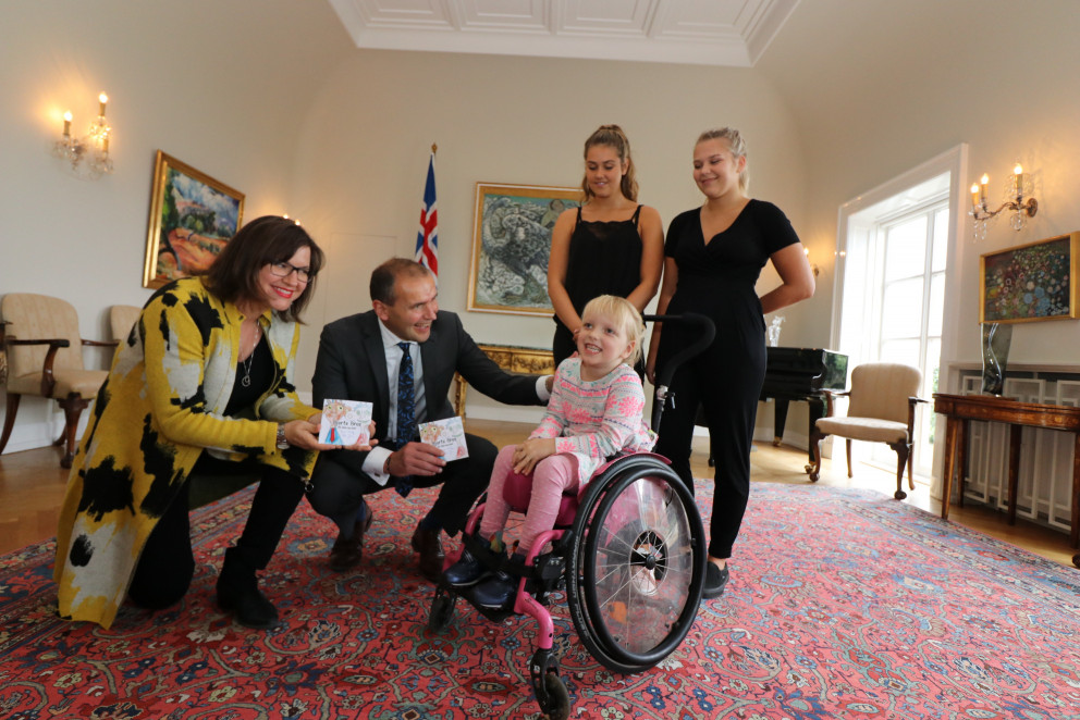 Elva Rós, Viktoría og Ísabella, afastelpur Óla, afhenda forsetahjónunum plötuna Bjarta Bros.