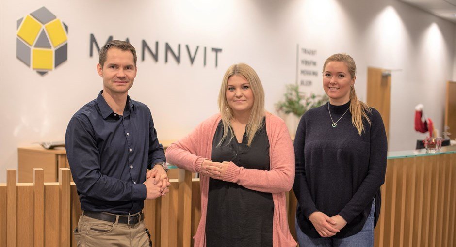 Á mynd: Friðrik Ómarsson, markaðsstjóri Mannvits, Margrét Vala Marteinsdóttir, forstöðumaður Reykjad…