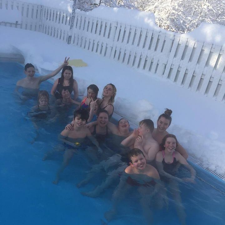 Þegar það er snjóstormur kvöldið áður og allt landið á kafi í snjó, höldum við bara risastórt sundla…