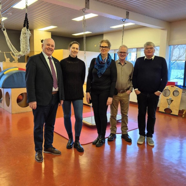 Á myndinni eru Guðmundur Eiríksson stórsír Oddfellowreglunnar, Bergljót Borg framkvæmdastjóri SLF, E…