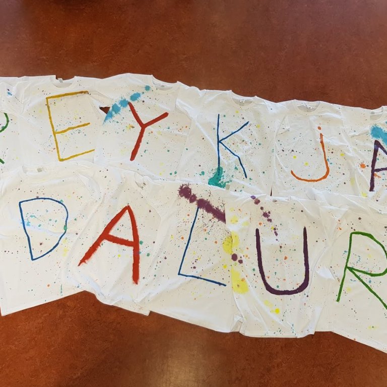 Bolir fyrir þá sem koma að hvetja eru líflega skreyttir!