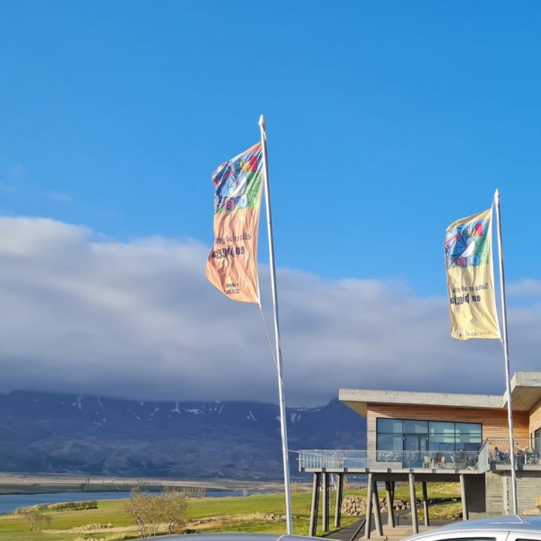 Sérstakir Palla Open fánar voru dregnir að húni við Hlíðavöll.