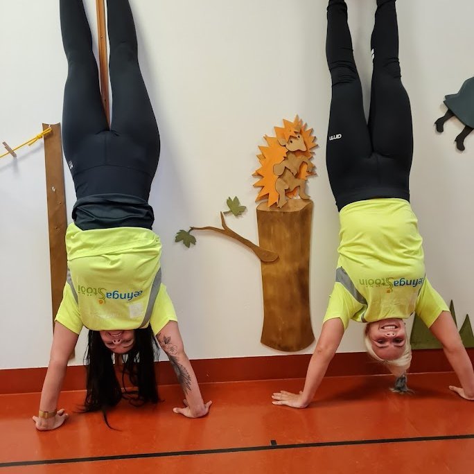 Tania og Inga, starfsmenn Æfingastöðvarinnar, prófuðu bolina í dag!