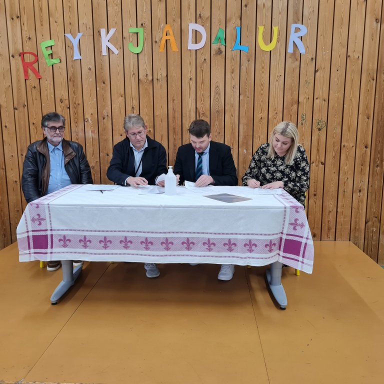 Vilmundur Gíslason framkvæmdastjóri Styrktarfélags lamaðra og fatlaðra, Hörður Sigurðsson formaður S…