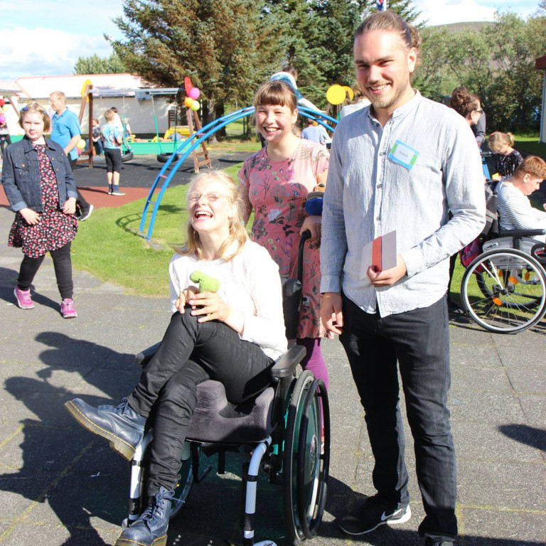 Eríka Ýr að veita Andrési forstöðumanni Reykjadals gjöfina viðtöku. Á myndinni er einnig Védís Katla…