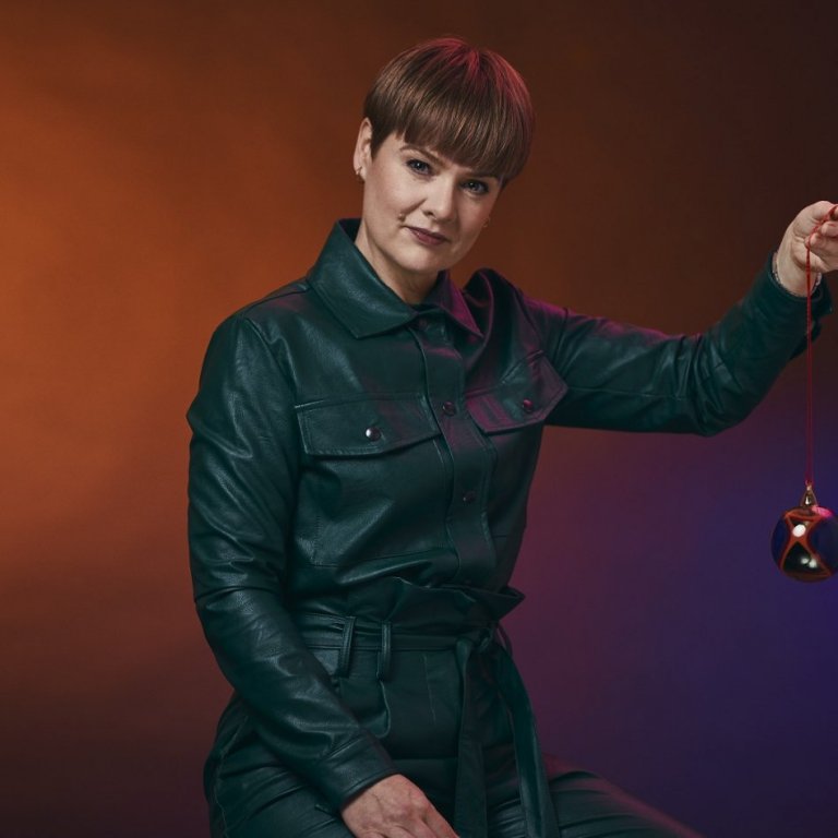 Kærleikskúla ársins 2021 sýnir sólargang eins árs