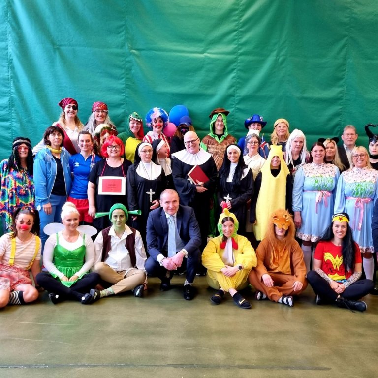 Forseti Íslands ásamt starfsfólki Æfingastöðvarinnar og Herði Sigurðssyni formanni Styrktarfélags la…