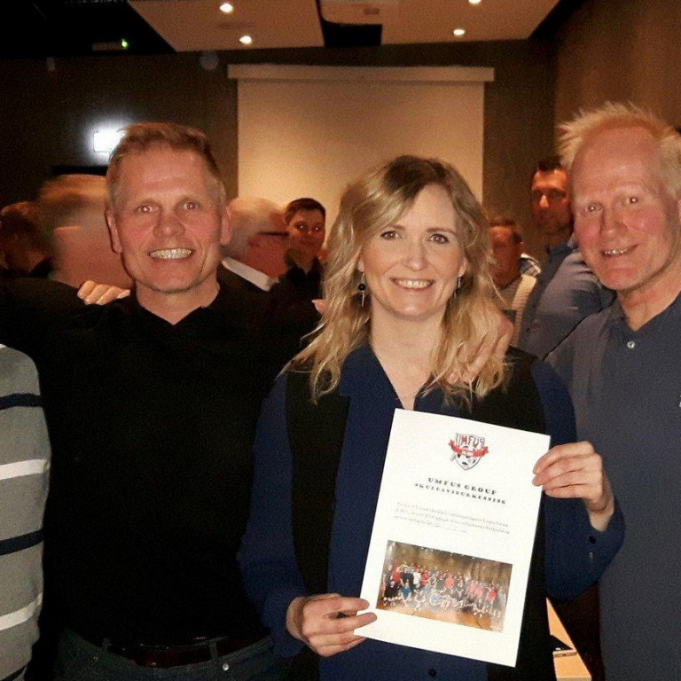 Sólmundur Oddsson og Egill Helgason formenn UFMUS ásamt Elíasi Níelssyni þjálfara afhenda Hrefnu Rós…