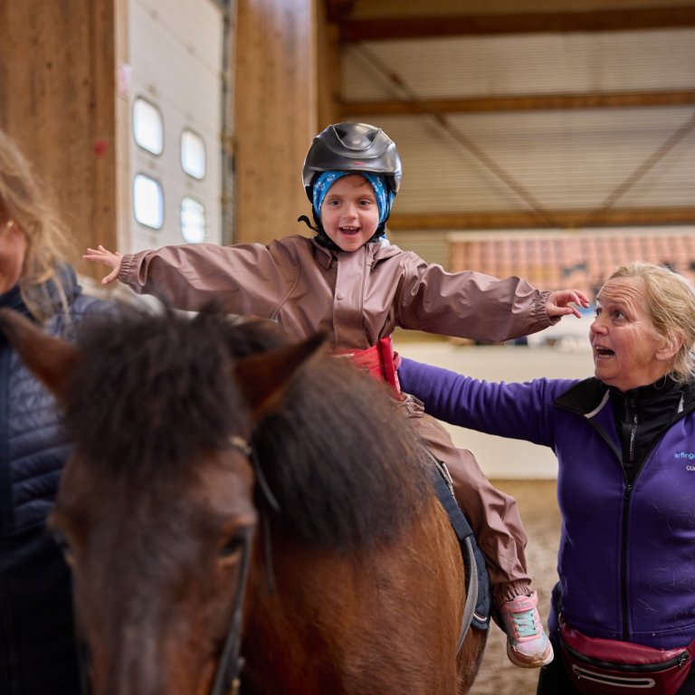 Sjúkraþjálfun á hestbaki í Æfingastöðinni.