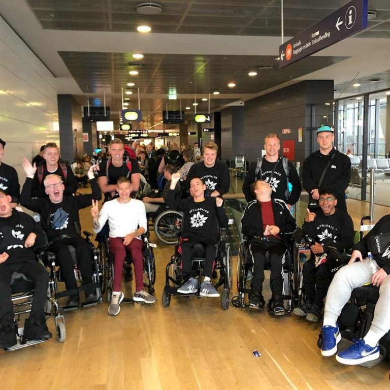 Hópurinn á Keflavíkurflugvelli á leiðinni út