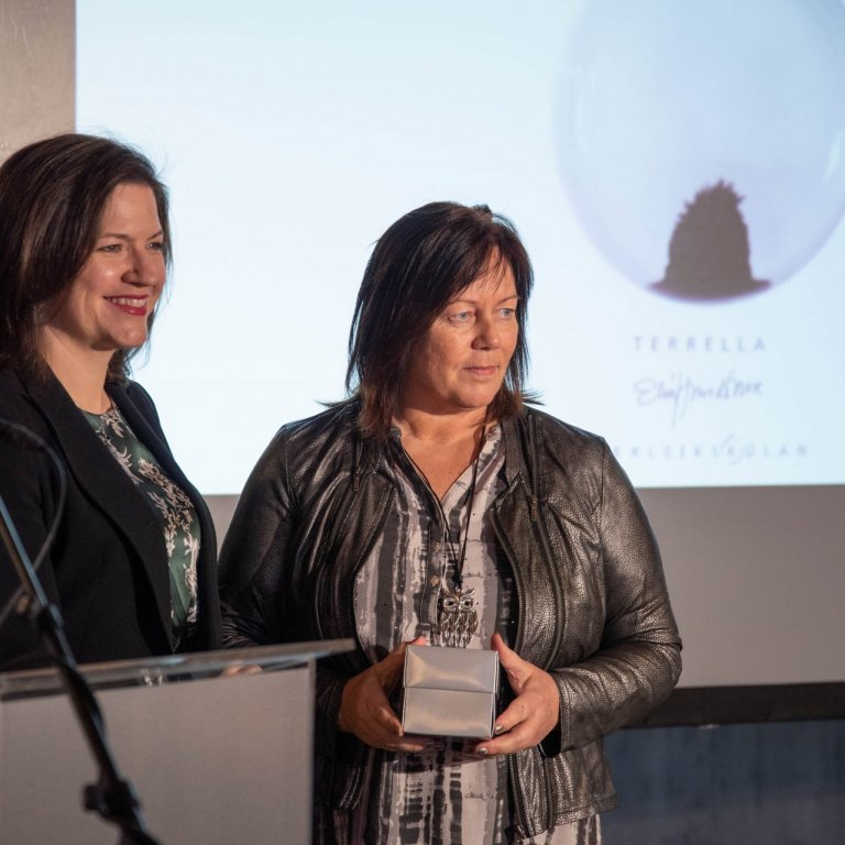 Eliza Reid forsetafrú afhendir Önnu Karólínu Vilhjálmsdóttur framkvæmdastjóra Special Olympics á Ísl…