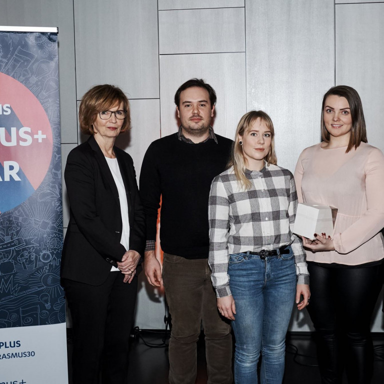 Auðun, Alda, Sæunn og Jónína taka við viðurkenningunni. (Mynd: Facebook: Erasmus + Evrópu unga fólks…