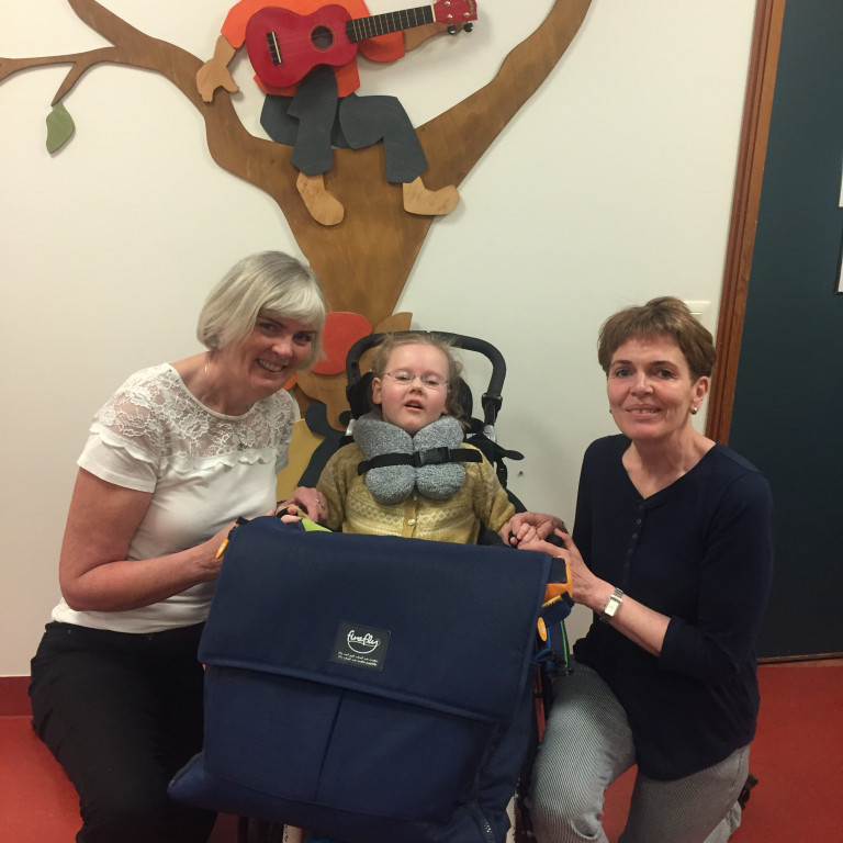 Salka Rut ásamt Áslaugu sjúkraþjálfara og Valrósu iðjuþjálfa