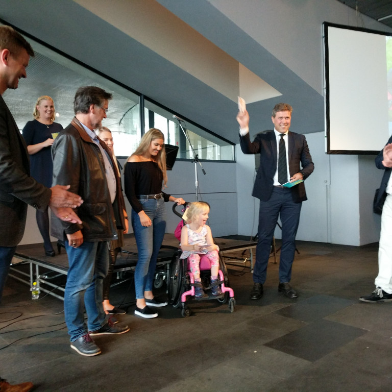 Elva Rós færði Bjarna Benediktssyni forsætisráðherra fyrsta diskinn af Bjarta Brosi í útgáfuteiti í …