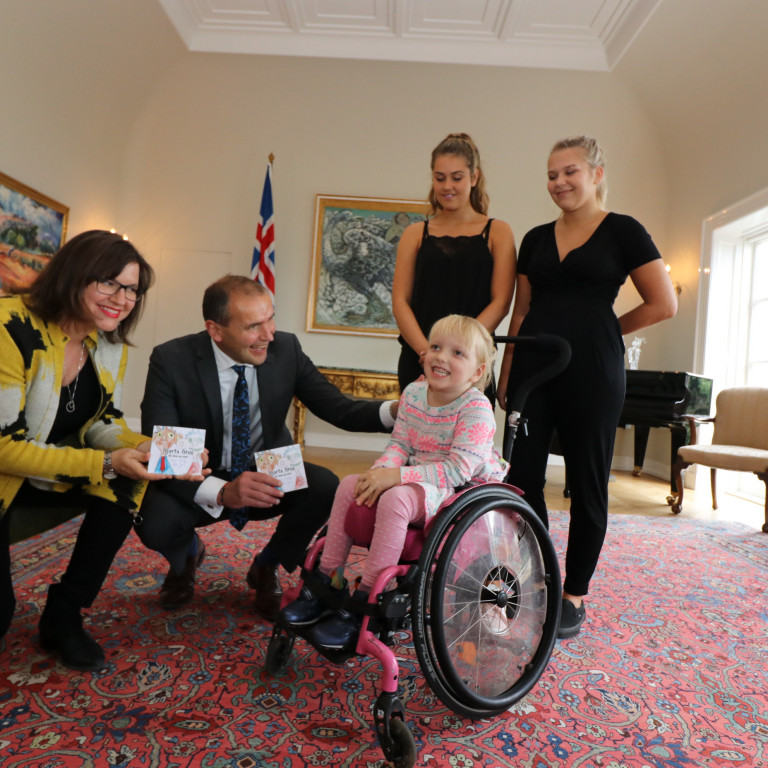 Elva Rós, Viktoría og Ísabella, afastelpur Óla, afhenda forsetahjónunum plötuna Bjarta Bros.