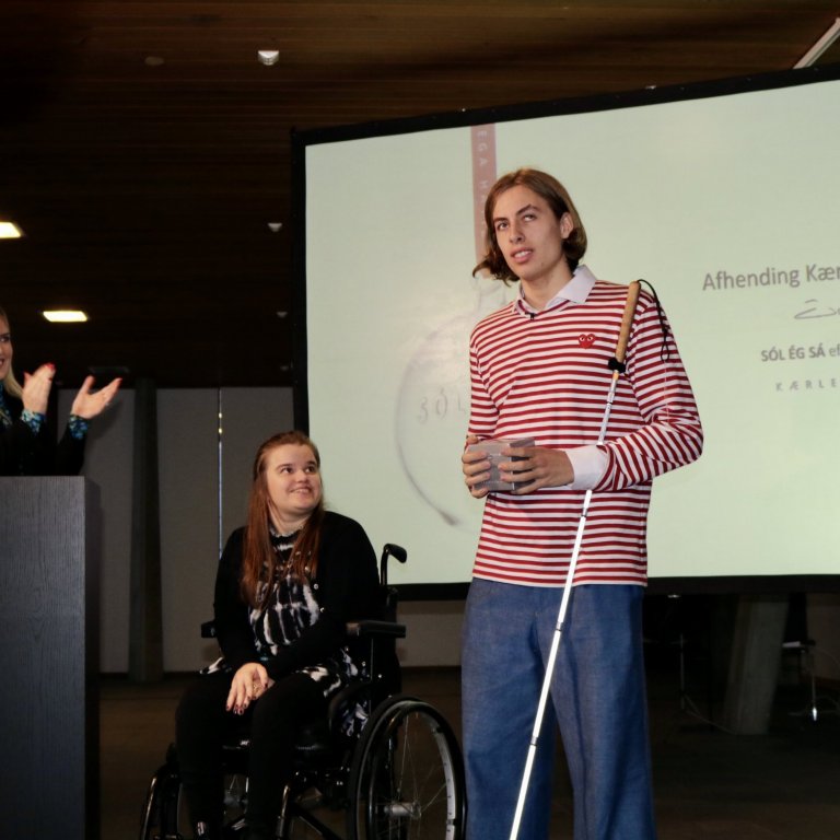 Nína Kristín Sigurbjörnsdóttir afhenti Má Kærleikskúluna en systir hennar, Áslaug Arna Sigurbjörnsdó…