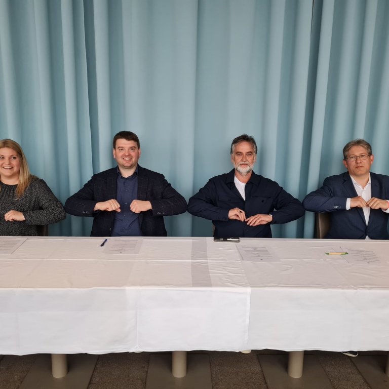 Kát að lokinni undirskrift. Frá vinstri: Margrét Vala Marteinsdóttir forstöðukona Reykjadals, Ásmund…