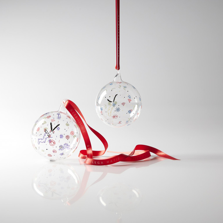 Tröllin Ūgh og Bõögâr sitja fastir inn í Kærleikskúlu ársins