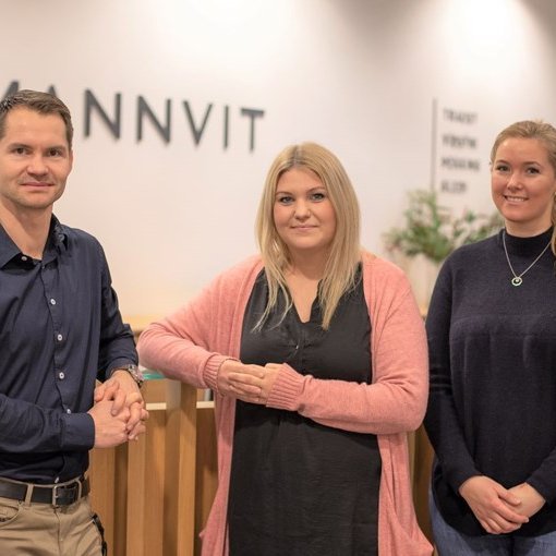 Á mynd: Friðrik Ómarsson, markaðsstjóri Mannvits, Margrét Vala Marteinsdóttir, forstöðumaður Reykjad…